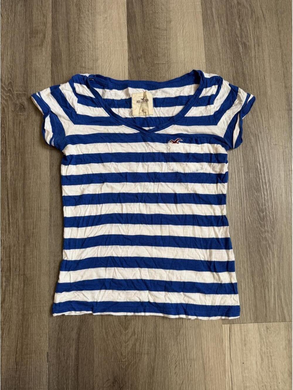 Y2k Hollister Co. white and blue striped baby tee in XS #babytee #preppy